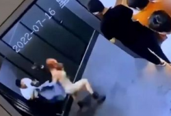 拉裤子视频,尴尬瞬间引发网友热议